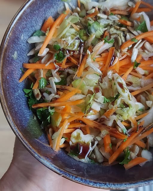 Traškios šviežių daržovių salotos